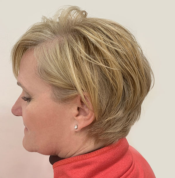 womans short blonde hairstyle left side